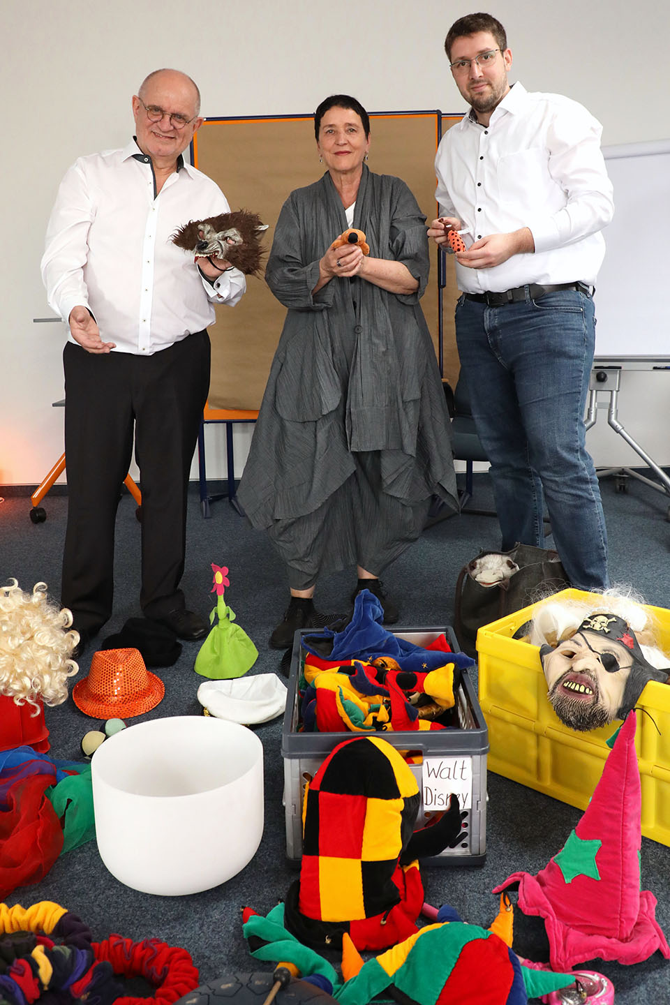 4. Trainerteam präsentiert einen Teil seiner Requisiten für verschiedene Methoden